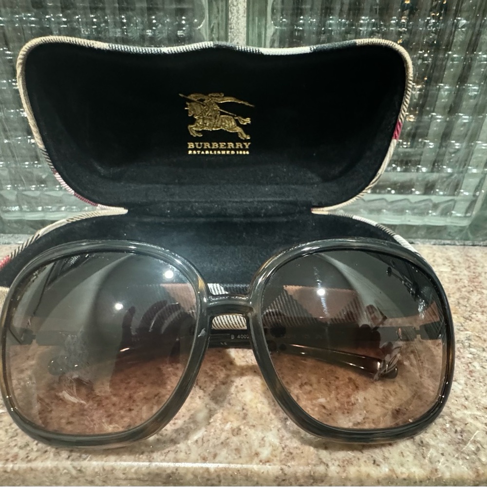Authentic Burberry Tortoise Shell Sunglasses - Picture 2 of 7